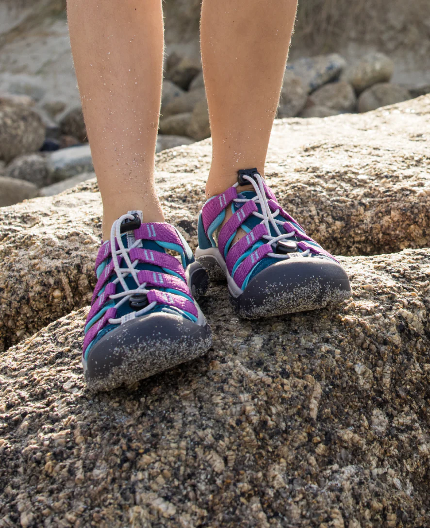 Little Kids' Newport Boundless Sandal | Black/Precious Blue - Image 8
