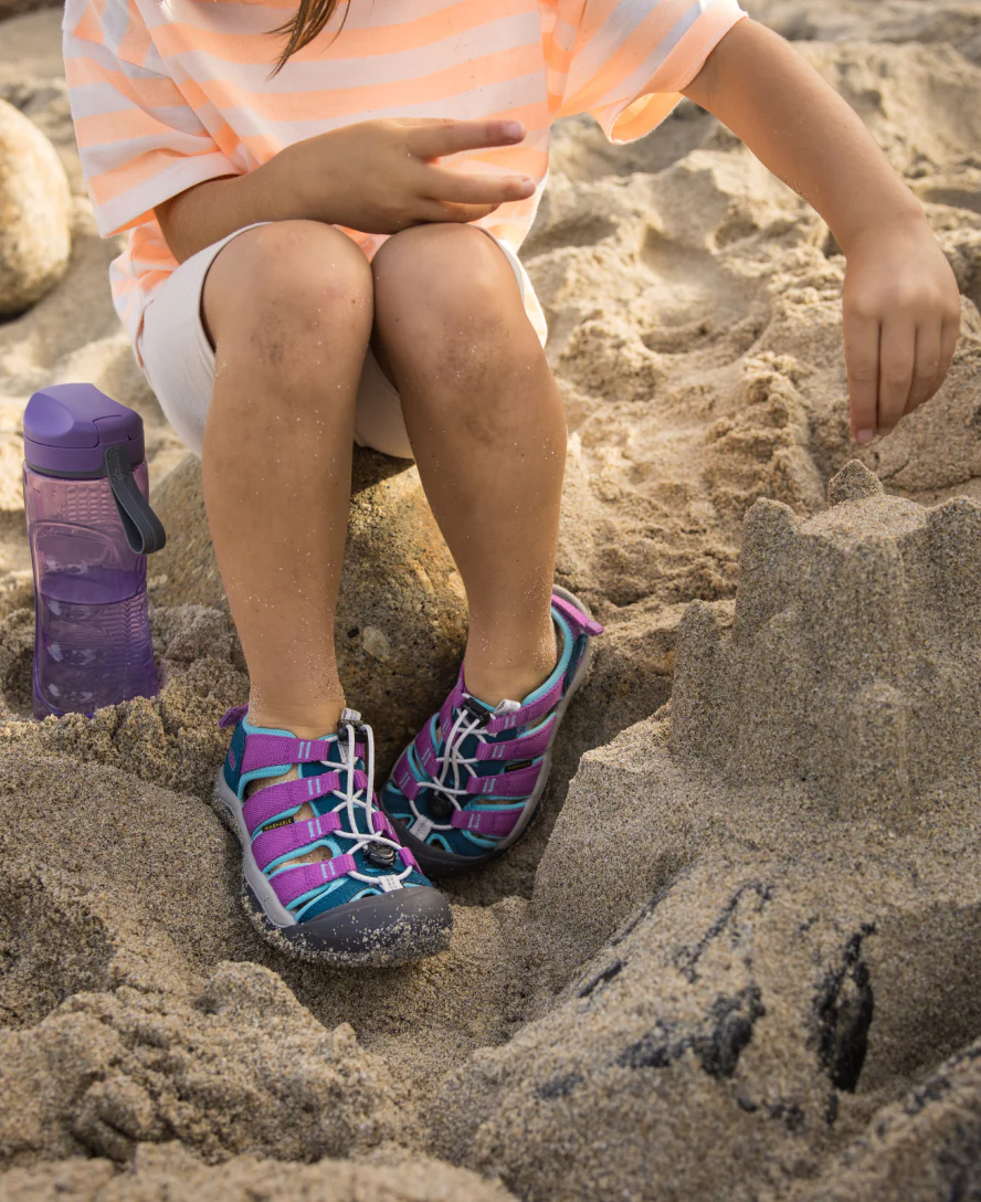 Little Kids' Newport Boundless Sandal | Black/Precious Blue - Image 9