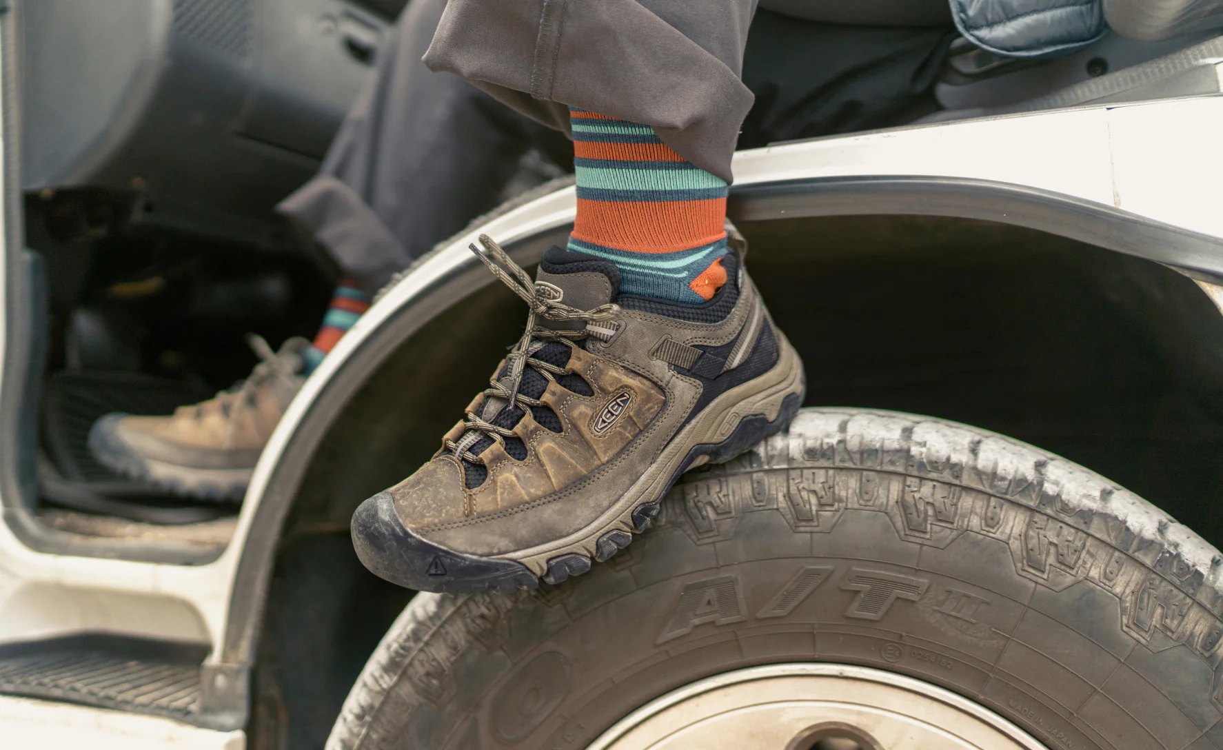 Men's Targhee III Waterproof | Black Olive/Golden Brown - Image 7